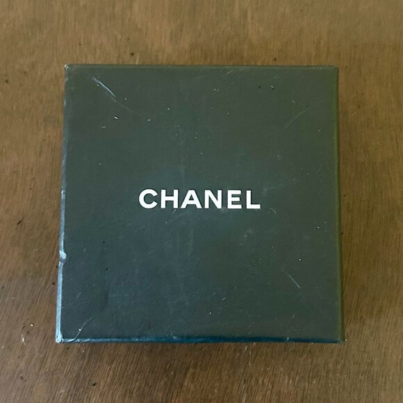 Chanel Pearl Matte Gold Tone CC Logo Brooch - Picture 2 of 11